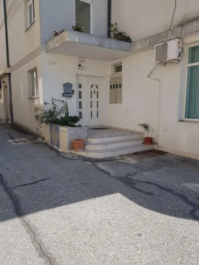 Izdavanje, četvorosoban stan, 160m², Galenika, Beograd