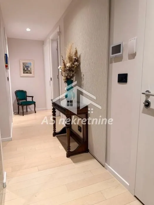 Izdavanje, četvorosoban stan, 103m², Stari Grad, Beograd
