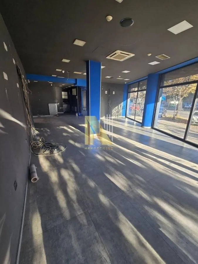 Izdavanje, poslovni prostor, 300m², Grbavica, Novi Sad Sve Podlokacije