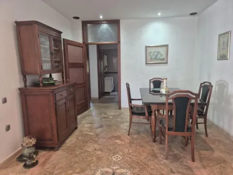 Trpezarija sa drvenim stolom, stolicama i komodom. - image 9