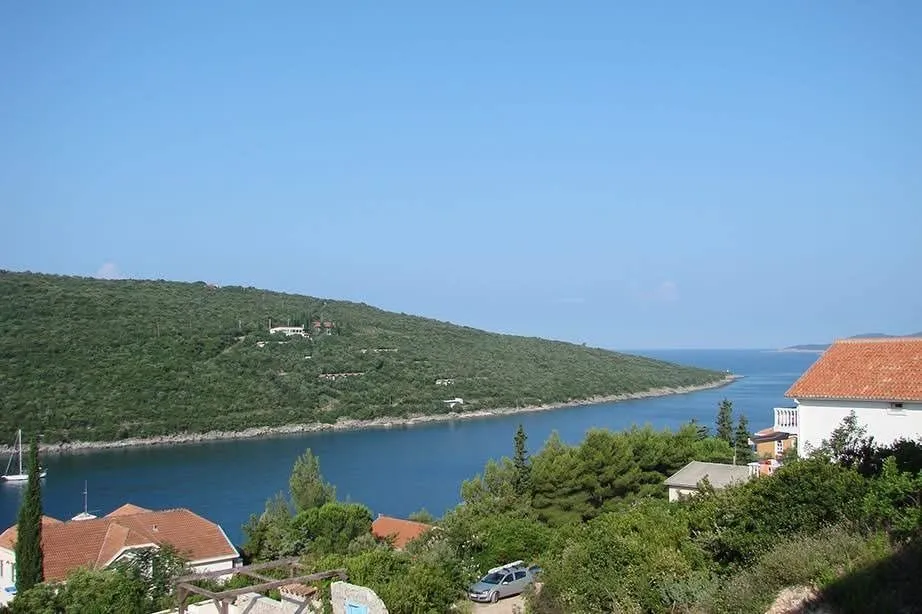 Pogled na more i okolni pejzaž sa nekretnine.
