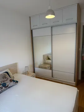 Svijetla spavaća soba sa velikim ugradnim plakarem i bračnim krevetom. - image 6