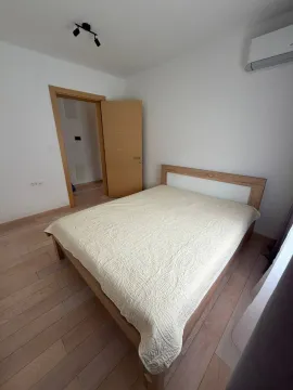 Namještena spavaća soba sa bračnim krevetom i drvenim podom. - image 6