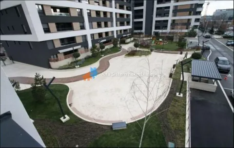 Pogled na uređen dvorišni prostor i fasadu stambene zgrade. - image 19
