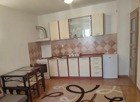 Kuhinja sa trpezarijskim stolom i osnovnim elementima. - image 3