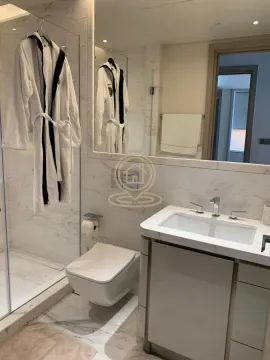 Moderno opremljeno kupatilo sa umivaonikom, WC šoljom i tuš kabinom. - image 8