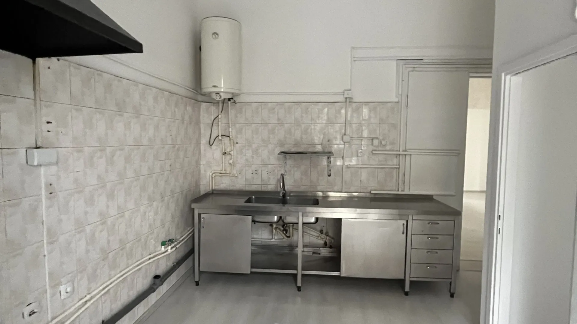 Izdavanje, poslovni prostor, 100m², Centar, Leskovac