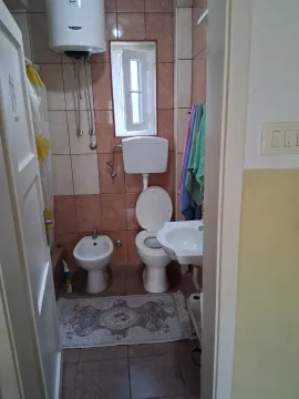 Manje kupatilo sa WC šoljom, bideom, umivaonikom i bojlerom. - image 9