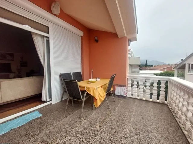 Prostrana terasa sa garniturom za sjedenje i pogledom na okolinu.