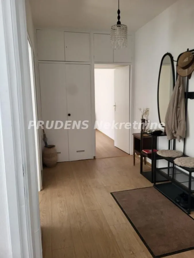 Izdavanje, trosoban stan, 56m², Šumice, Beograd