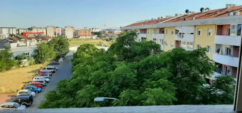 Pogled sa terase na okolne zgrade, parking i zelene površine. - image 7