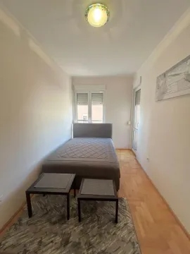 Manja spavaća soba sa bračnim krevetom, parketom i prozorom. - image 6