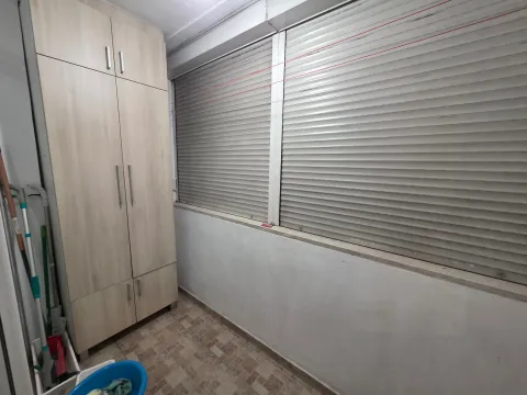 Zastakljena terasa sa ugrađenim plakarom i keramičkim podom. - image 16