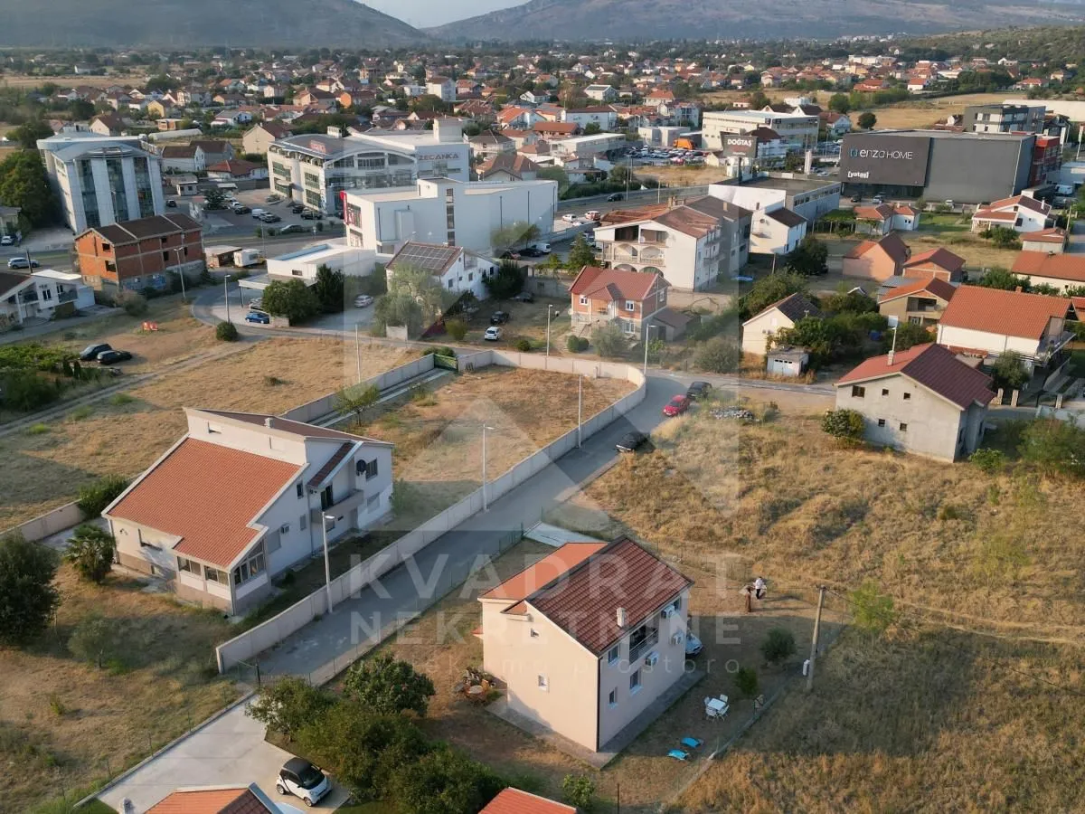 Pogled iz vazduha na okolno naselje i objekte u izgradnji.