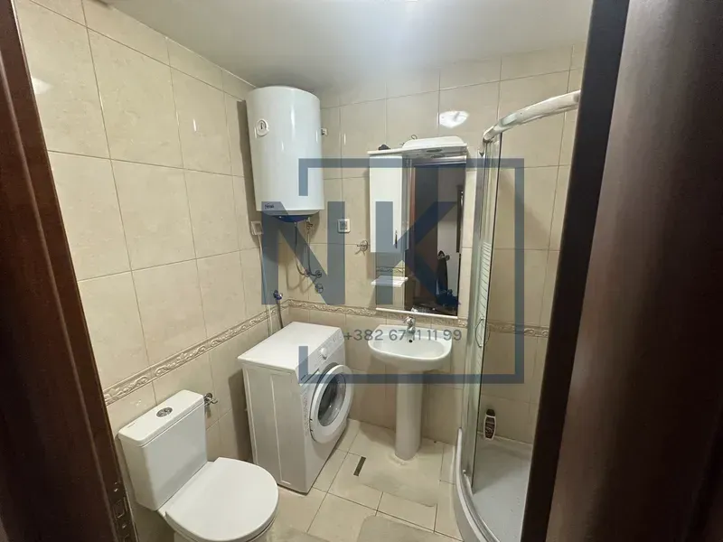 Kupatilo sa tuš kabinom, umivaonikom, WC šoljom, bojlerom i veš mašinom.