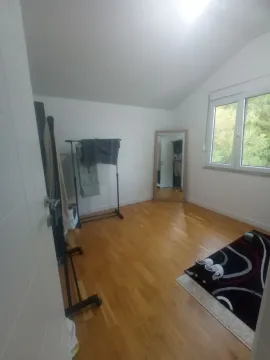 Prazna soba sa parketom i ormarom na vješanje. - image 8