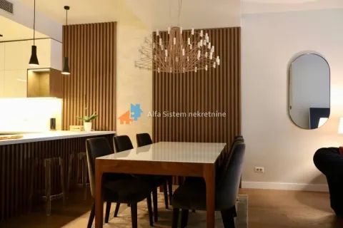 Dnevna soba sa trpezarijom i modernim drvenim panelima na zidu. - image 9