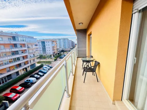 Natkriveni balkon sa garniturom za sjedenje i pogledom na grad. - image 6