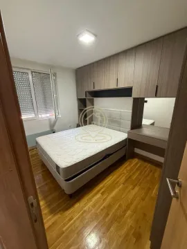 Nameštena spavaća soba sa bračnim krevetom, ormarom i prozorom. - image 6