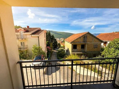 Pogled sa terase na susjedne kuće i ulicu. - image 14