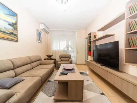 Prodaja, dvosoban stan, 72m², Autobuska stanica, Podgorica - image 1