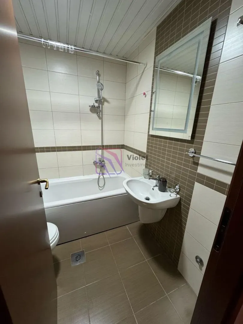 Bathroom equipped with a bathtub, washbasin, and mirror.