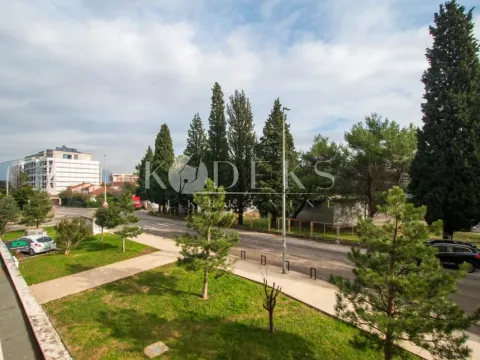 Izdavanje, poslovni prostor, 42m², City Kej, Podgorica - image 9
