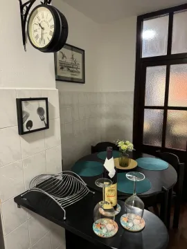 Trpezarijski sto sa stolicama i flašom vina u kuhinji. - image 14