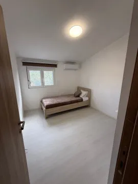 Manja spavaća soba sa krevetom i klima uređajem. - image 7