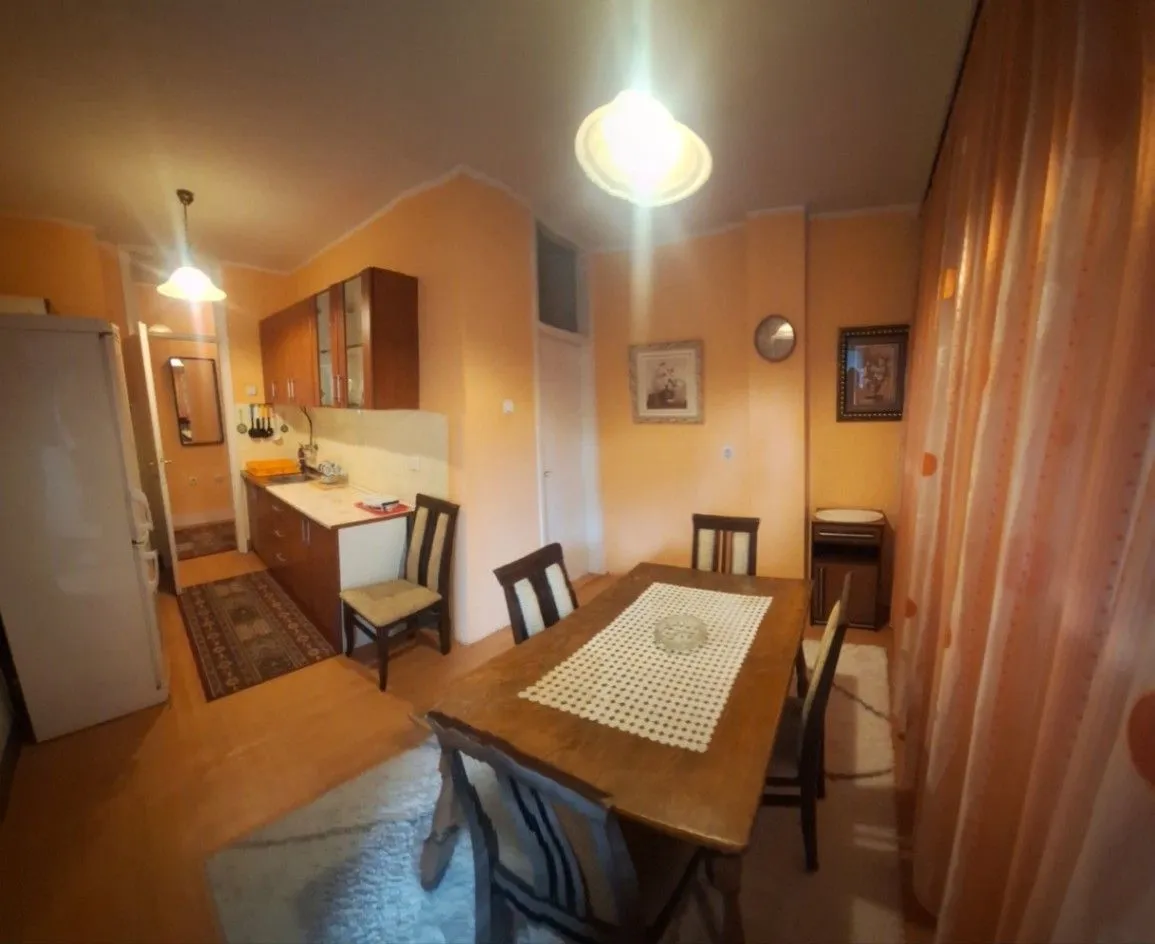 Izdavanje, dvosoban stan, 74m², Centar, Podgorica