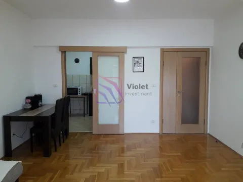 Dnevni boravak sa trpezarijskim stolom i ulaznim vratima. - image 3