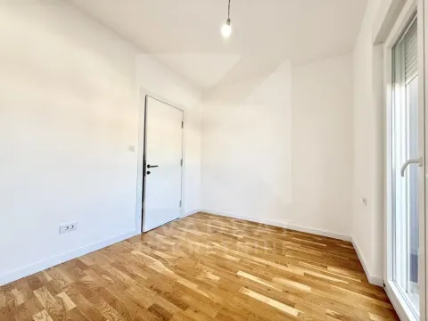 Prazna svijetla soba sa drvenim podom i bijelim zidovima. - image 7