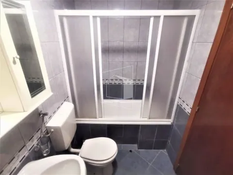 Smaller bathroom with a bathtub and white sanitary ware. - image 13