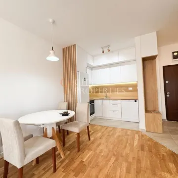 Moderna kuhinja sa trpezarijskim dijelom i bijelim elementima. - image 3