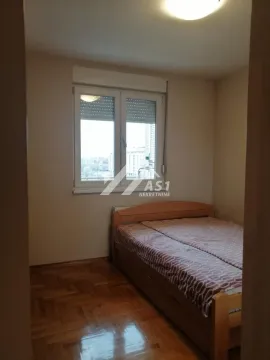 Manja spavaća soba sa bračnim krevetom i parketom. - image 5