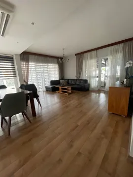 Prostrani dnevni boravak sa garniturom za sjedenje i trpezarijskim stolom. - image 4