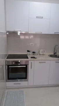 Svijetla kuhinja sa bijelim kuhinjskim elementima i ugradnom tehnikom. - image 11