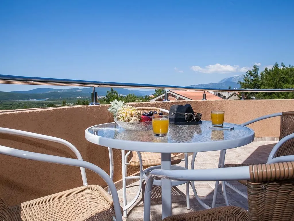 Rent, one bedroom apartment, 50m², Kavač, Kotor