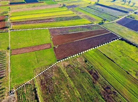 Pogled iz vazduha na zemljište sa ucrtanim granicama parcele. - image 3