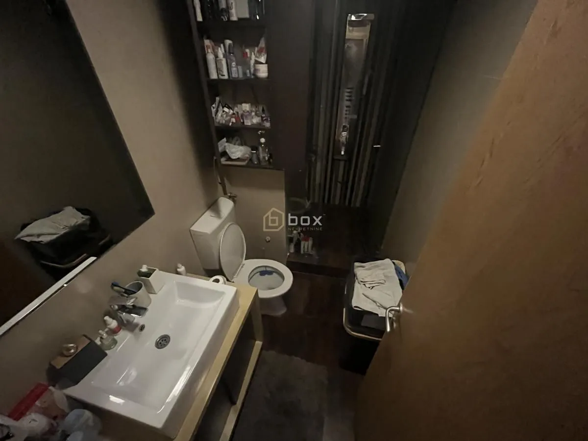 Pogled odozgo na opremljeno kupatilo sa umivaonikom i WC šoljom.
