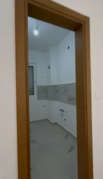 Pogled kroz vrata na neopremljenu kuhinju sa pločicama. - image 4