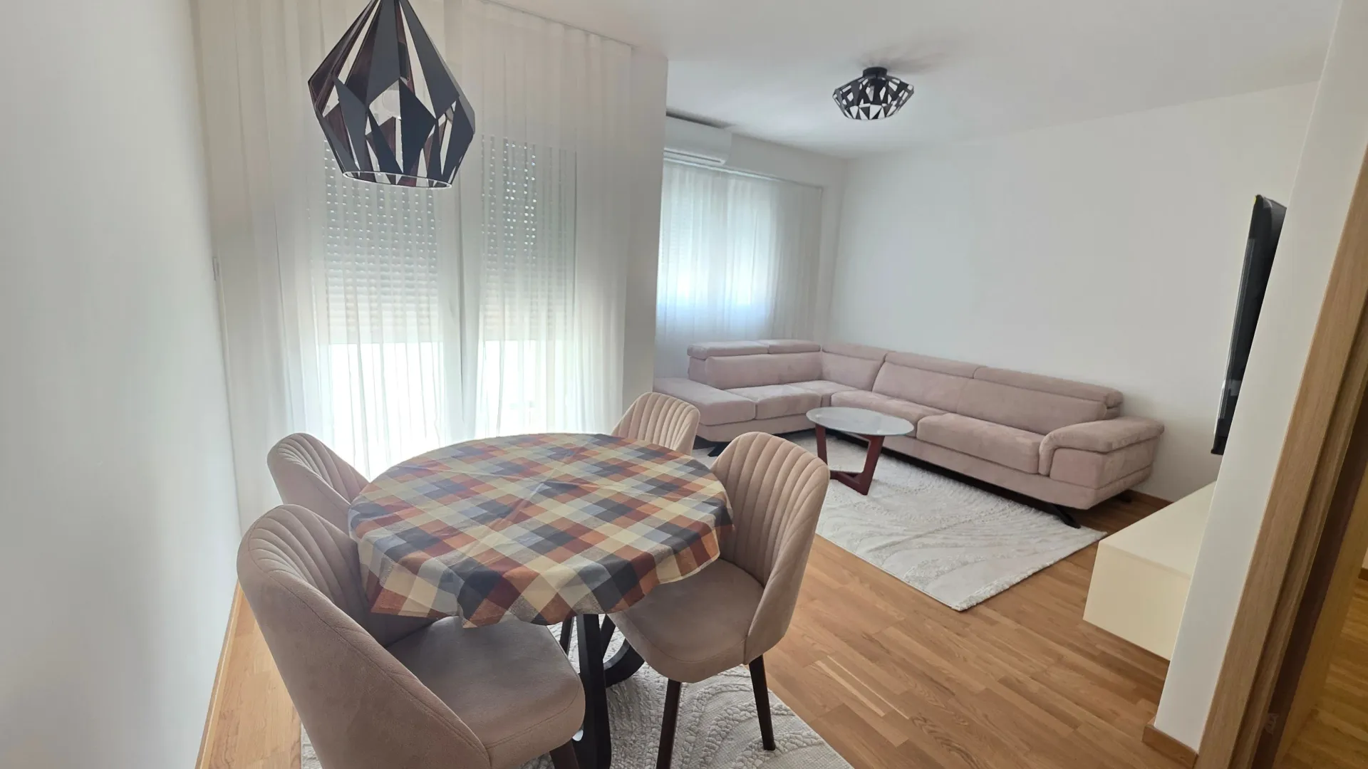 Izdavanje, dvosoban stan, 65m², Pobrežje, Podgorica