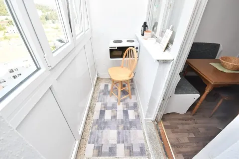 Zastakljeni balkon sa malom stolicom i trpezarijskim stolom. - image 12