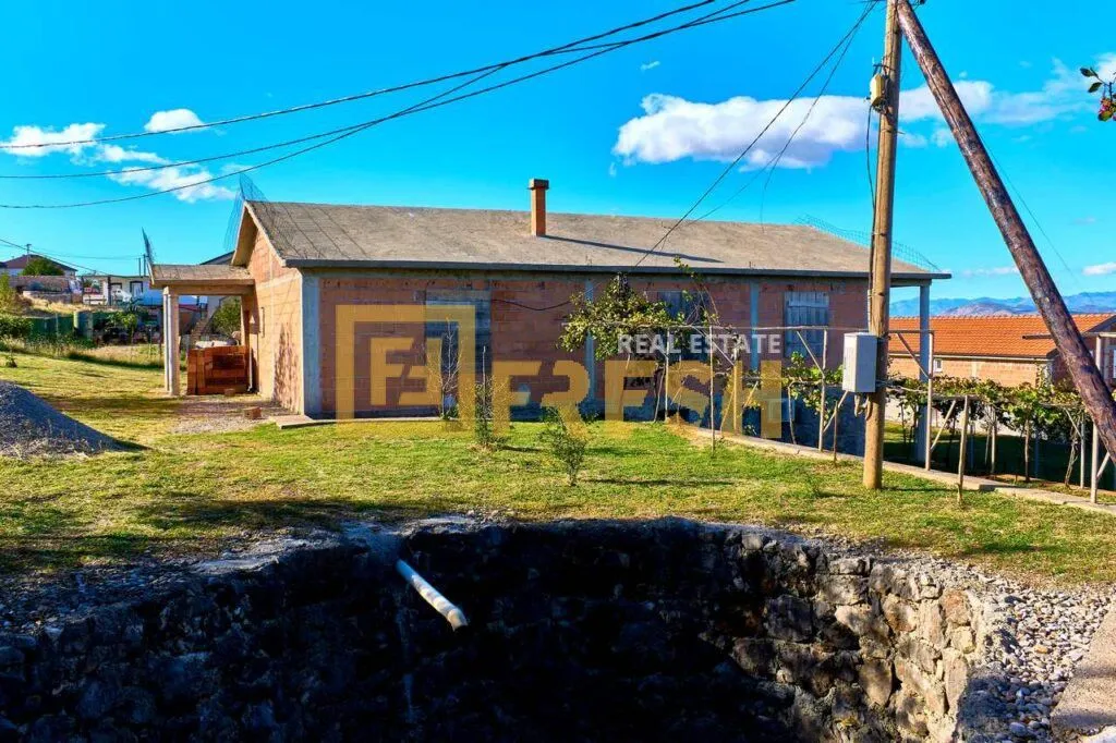Sale, house, 190m², Kakaricka Gora, Podgorica