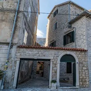 Pogled na ulaz i fasadu tradicionalne kamene kuće. - image 16