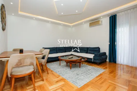 Spacious living room with a seating set and dining table. - image 4