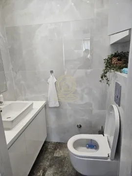 Savremeno opremljeno kupatilo sa umivaonikom i wc šoljom. - image 6