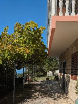 Dvorište porodične kuće sa kamenom fasadom i lozom. - image 15