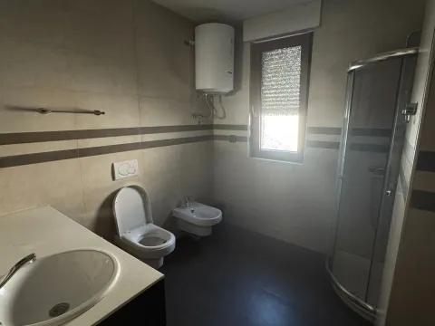 Izdavanje, trosoban stan, 130m², Kruševac, Podgorica - image 8