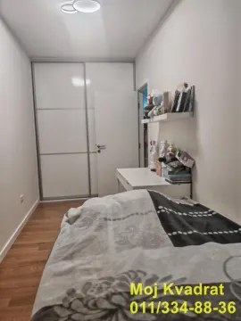 Dečja soba sa krevetom, radnim stolom i velikim ugradnim garderoberom. - image 6